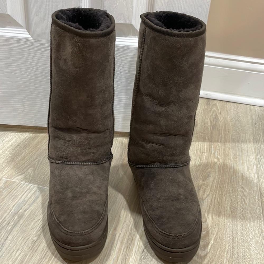 Ugg chocolate boot gently used